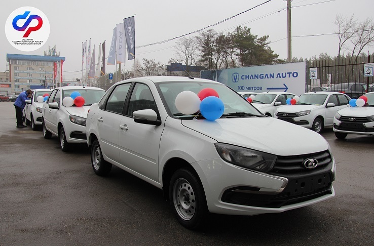 Отделение СФР по Воронежской области обеспечило новыми автомобилями Lada Granta десять жителей региона, которые ранее пострадали на производстве.